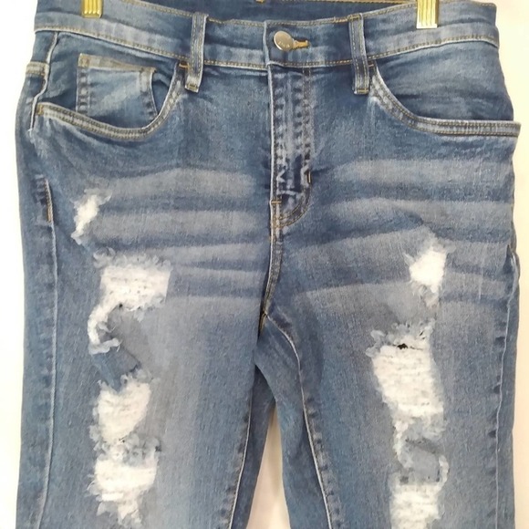 VENUS stretch destroyed stretch crop capri jeans. - Picture 2 of 9